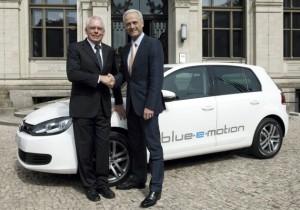 golf e motion 300x210 Volkswagen Test Drives Golf Blue E Motion Electric Car on The Streets of Berlin