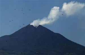 geothermal power from active volcanoes 1 iBaB2 69 300x194 Central America's Plans to Extract Geothermal Energy From Its Unique Volcanoes